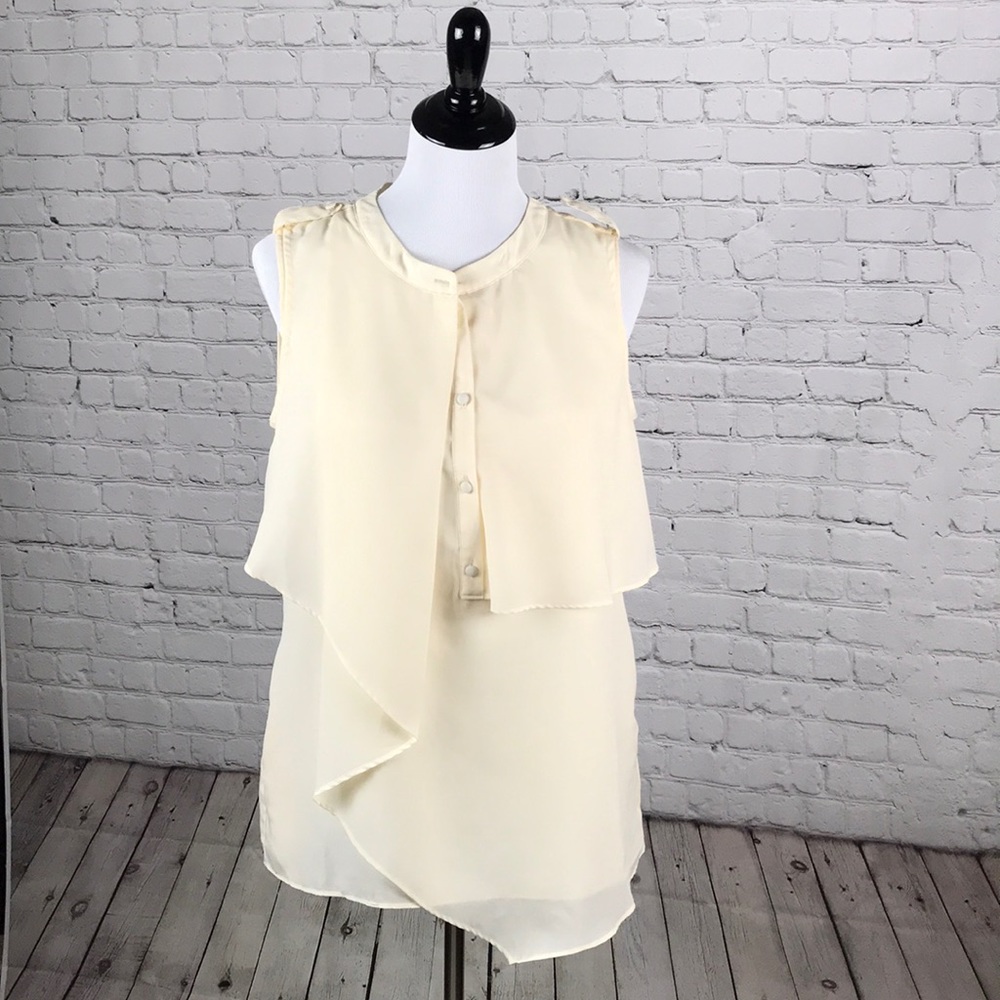 ⭐️Size Small cream sleeveless blouse⭐️